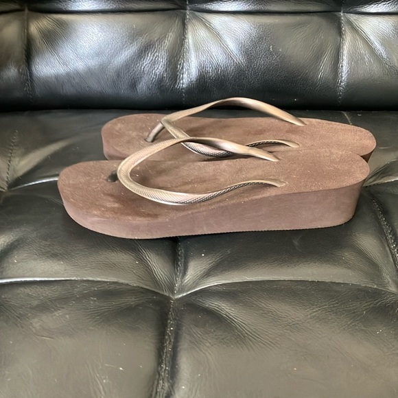 Women's Brown Flip Flop Sandals - Picture 3 of 12